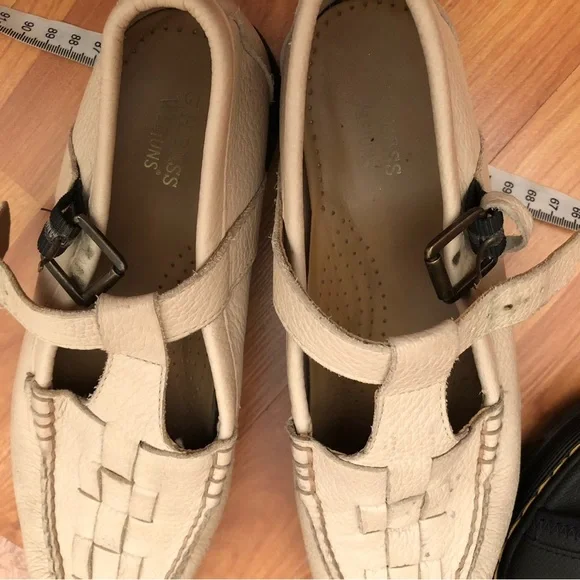 G.H. Bass & Co. Cream Loafers - Picture 5 of 6